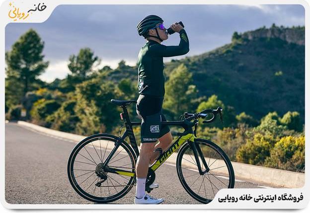 تصویر ورزشکار تشنه دار نوشیدن آب