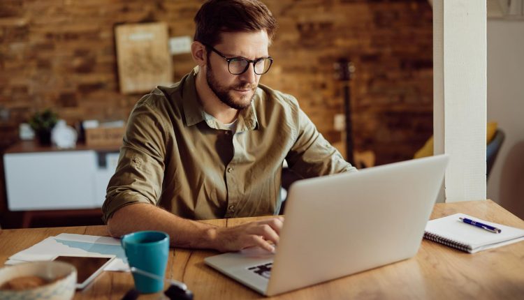 ۷ مهارت پول‌ساز که فقط با یک لپ‌تاپ می‌تونی یاد بگیری